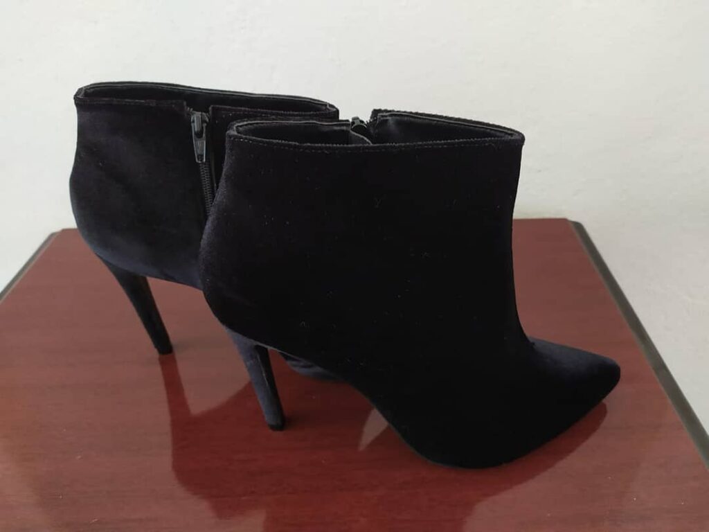 Bota Feminina de Camurça Cano Baixo Salto 10