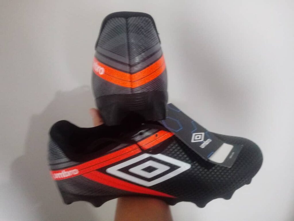 Chuteira Campo Umbro Drako