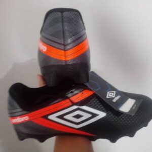 Chuteira Campo Umbro Drako