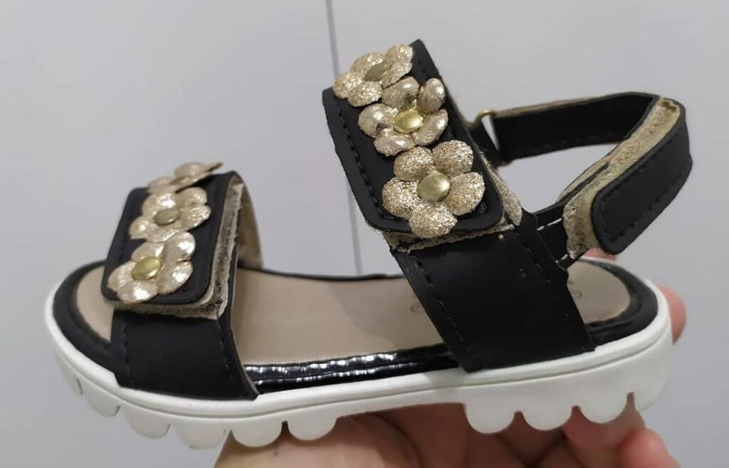 Sandália Infantil com Fechamento em Velcro e detalhes de Flores