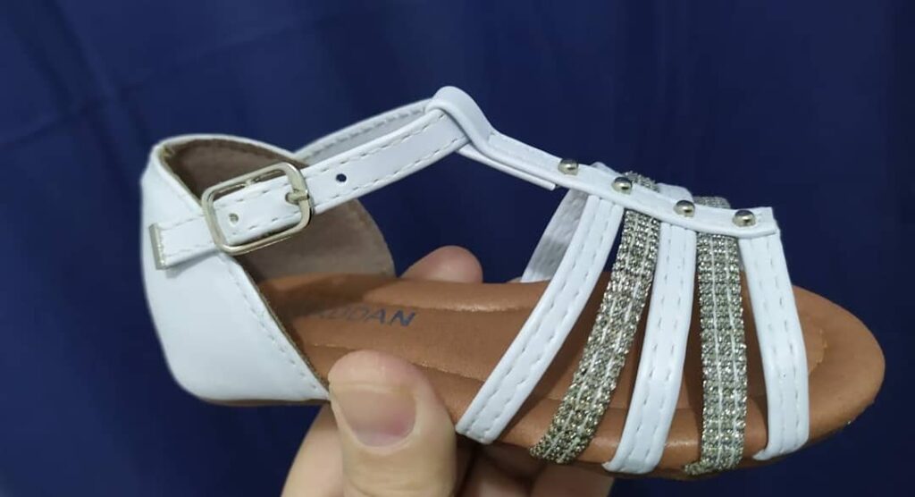 Sandália Infantil Feminina com Tiras de Strass ADDAN