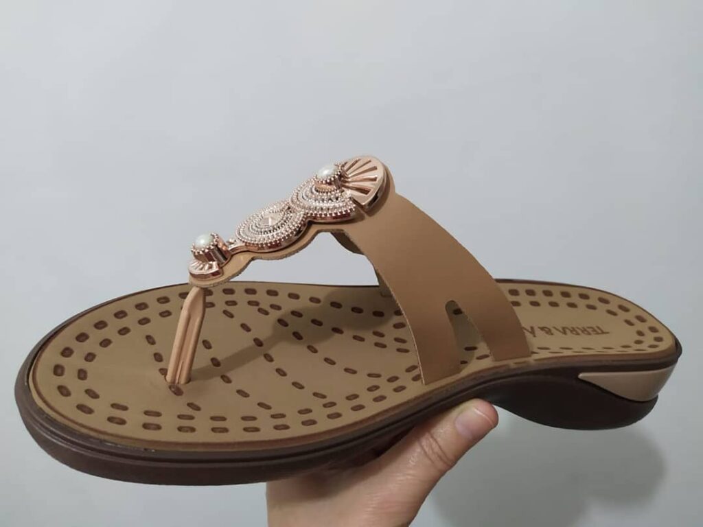 Tamanco Feminino Anabela com Aplicação - Terra e Agua
