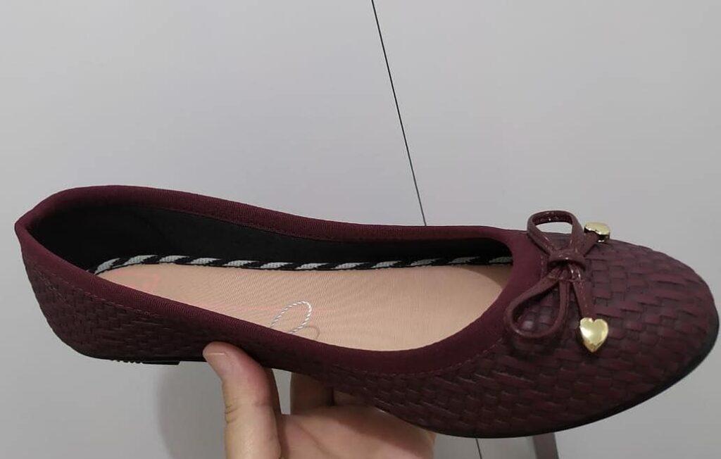 Sapatilha com Textura e Laço com Coração Dourado