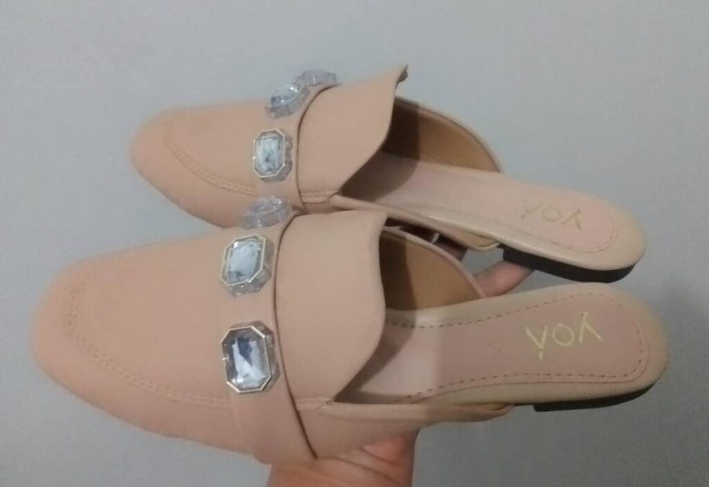 Sapatilha Mule Feminina Yoa com Pedraria Nude