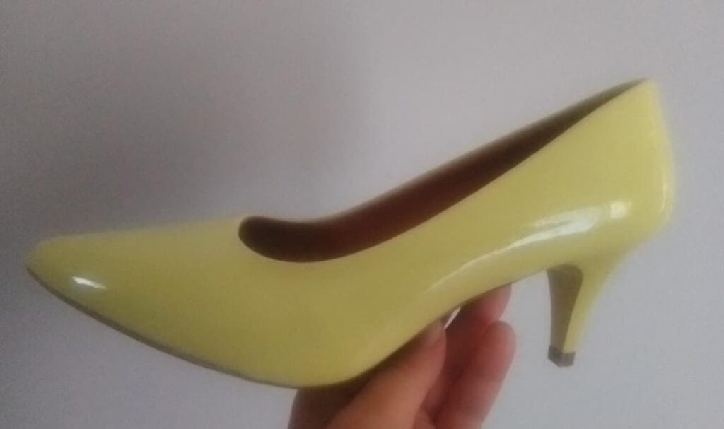 Scarpin Bico Fino Salto Baixo - Amarelo