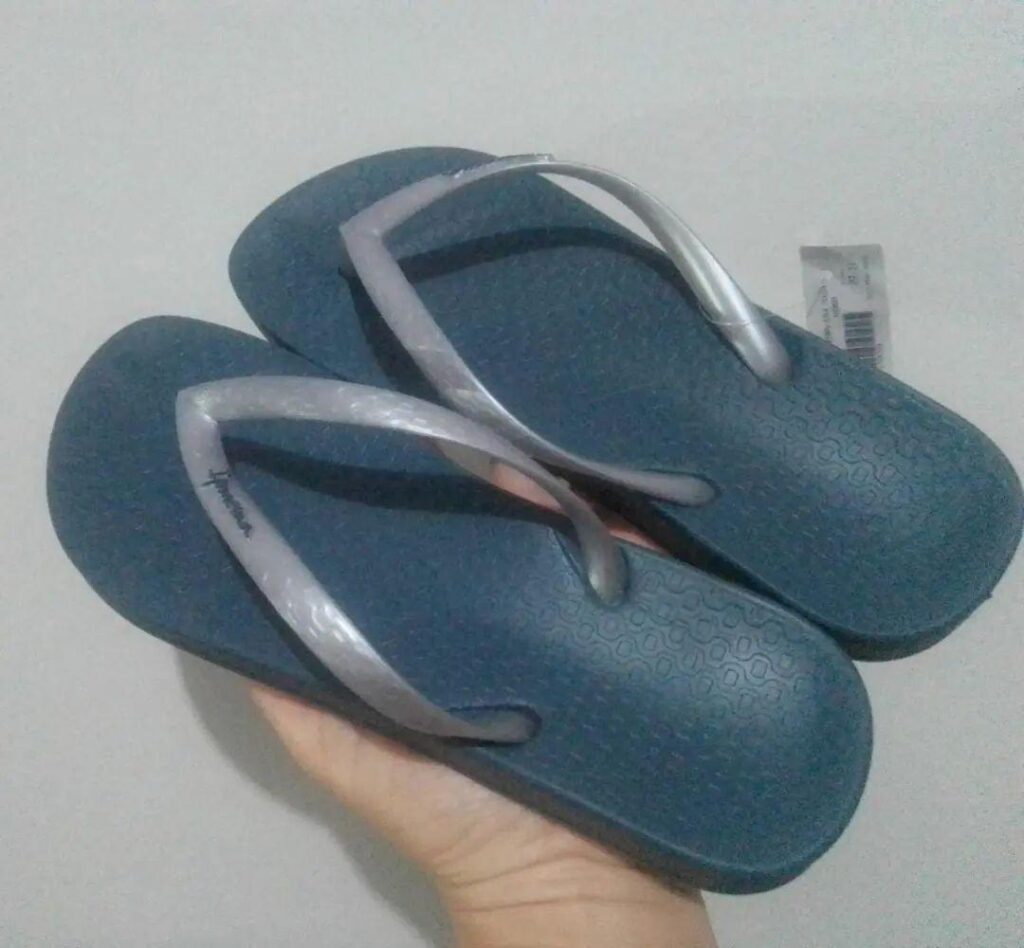 Chinelo Ipanema Anatômico Azul Petróleo com Tira Prateada