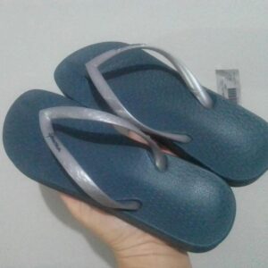 Chinelo Ipanema Anatômico Azul Petróleo com Tira Prateada