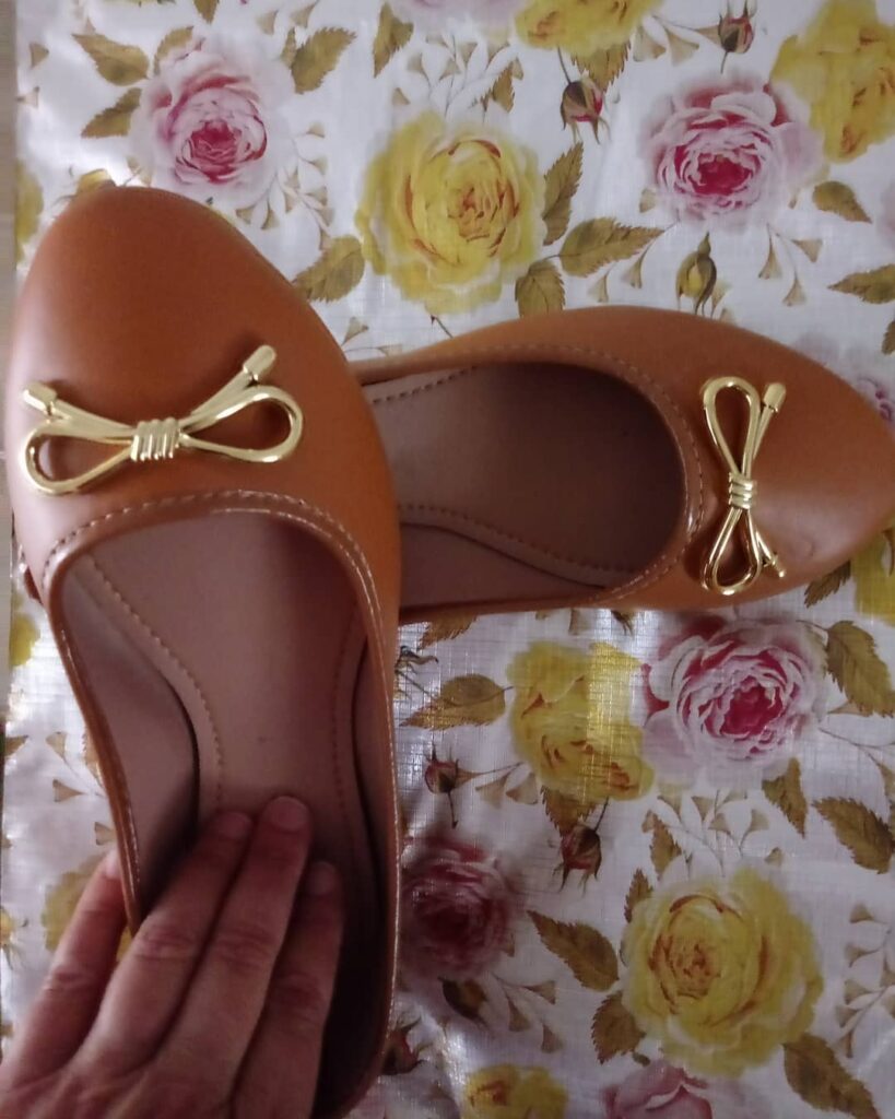 Sapatilha Feminina Bico Redondo e Laço Dourado