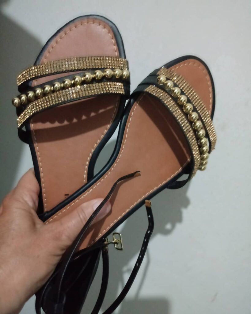 Sandália Feminina com Tiras de Strass Preta e Dourada - Gabriela Amaral