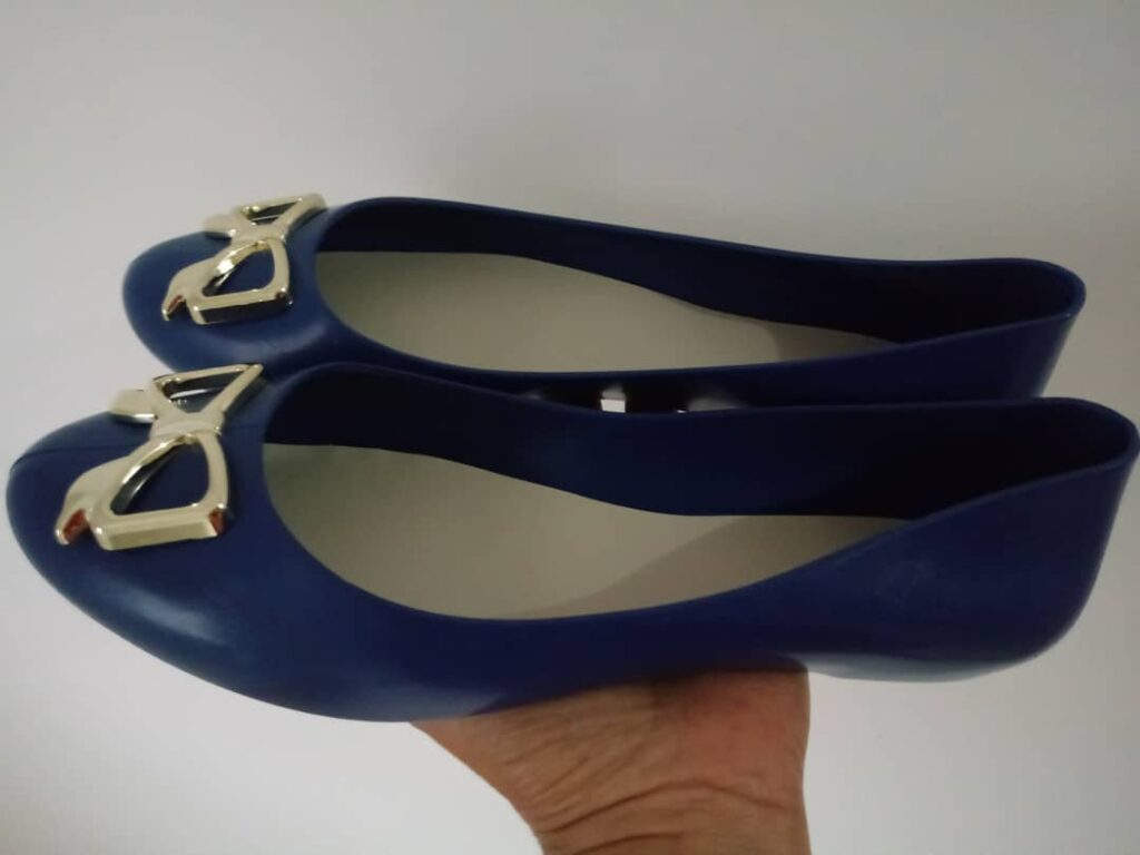 Sapatilha com fivela de laço dourado Fiveblu