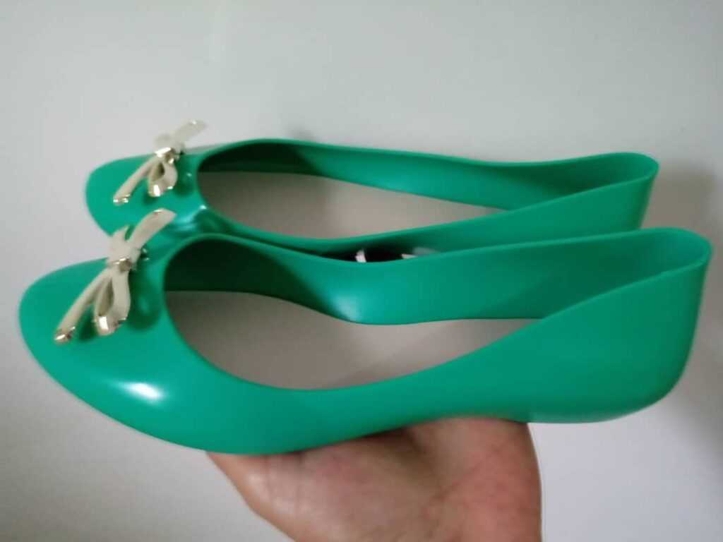 Sapatilha com fivela de laço dourado Fiveblu
