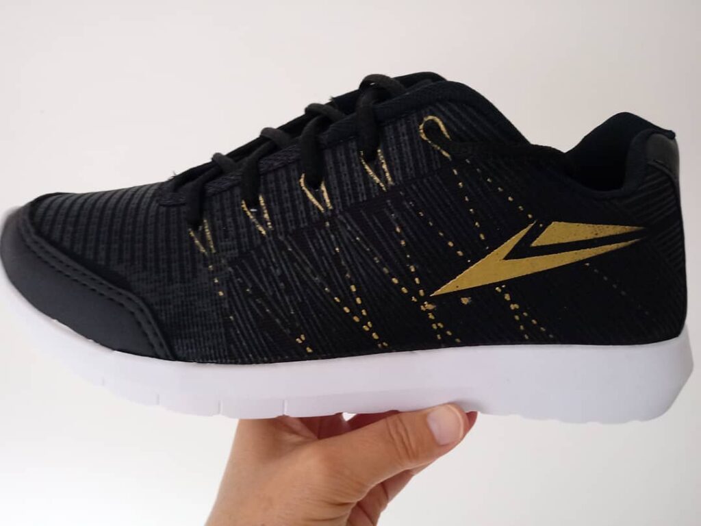 Tênis SNEEKS Preto e Dourado