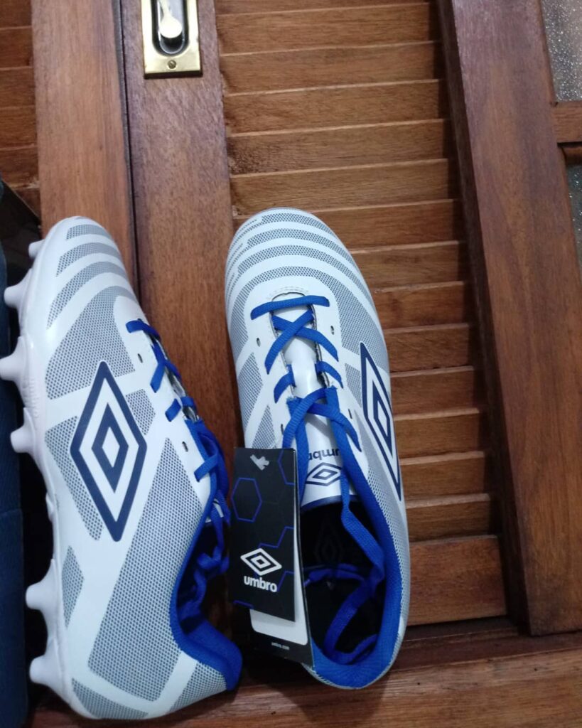 Chuteira Campo Umbro Carbon Branco/Azul