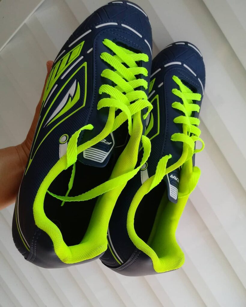 Chuteira Society Fera Detalhes em Verde Neon