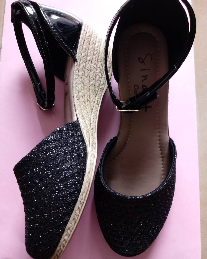 Sandália Infantil Anabela Espadrille com Detalhe de Corda e Fivela de Verniz
