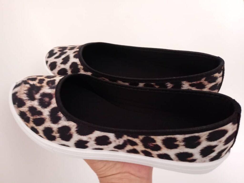 Sapatilha Animal Print Onça com Bico Redondo