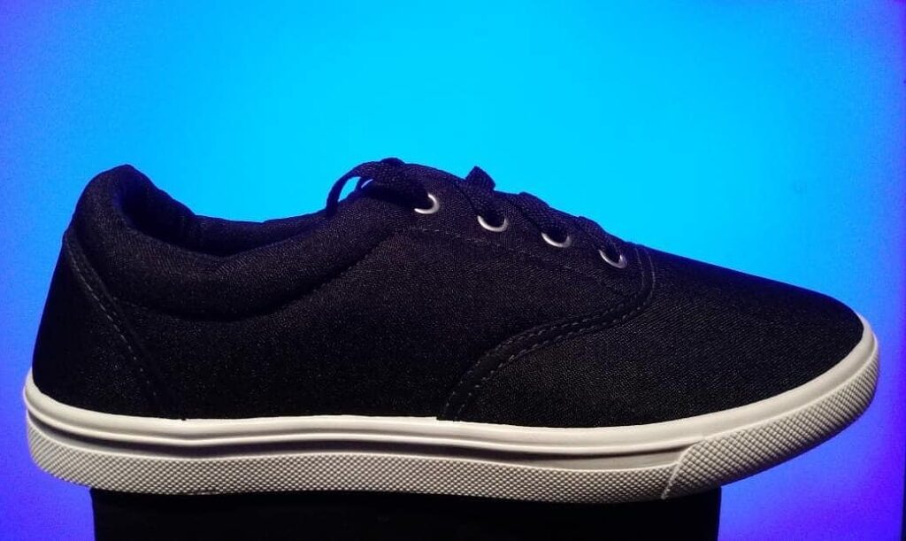 Tênis Casual Preto com Solado Branco