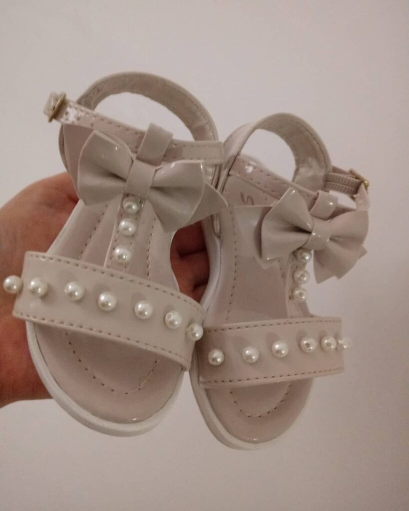 Sandália Feminina Infantil com Pérolas e Laço - Bege