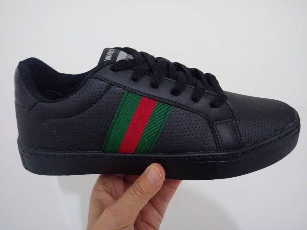 Tênis Casual com Faixa Verde e Vermela