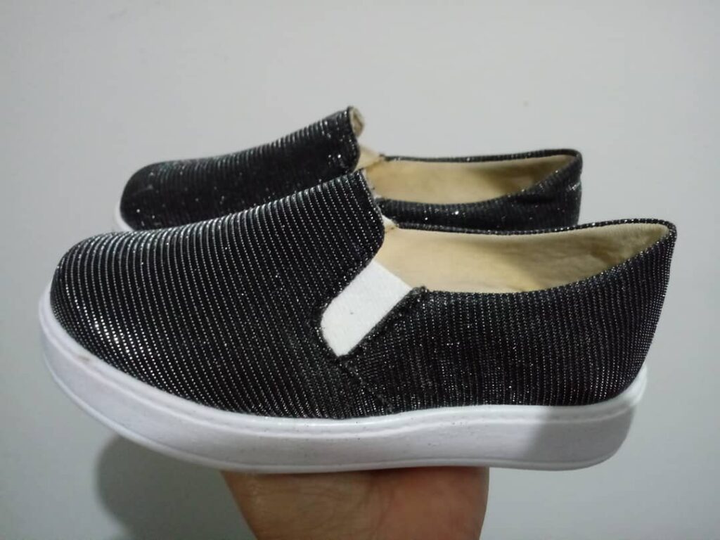 Tênis Infantil Feminino Slip On Sem Cadarço Preto com Brilhos