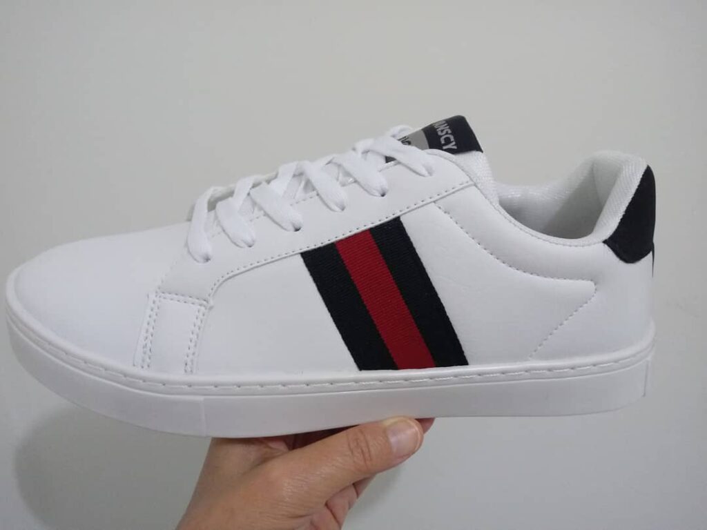 Tênis Casual com Listras Laterais Vanscy