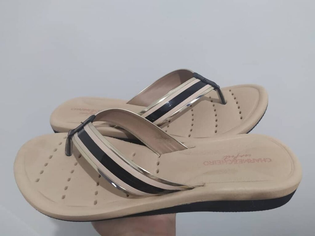 Rasteira Charme e Cheiro com Detalhe Metalizado