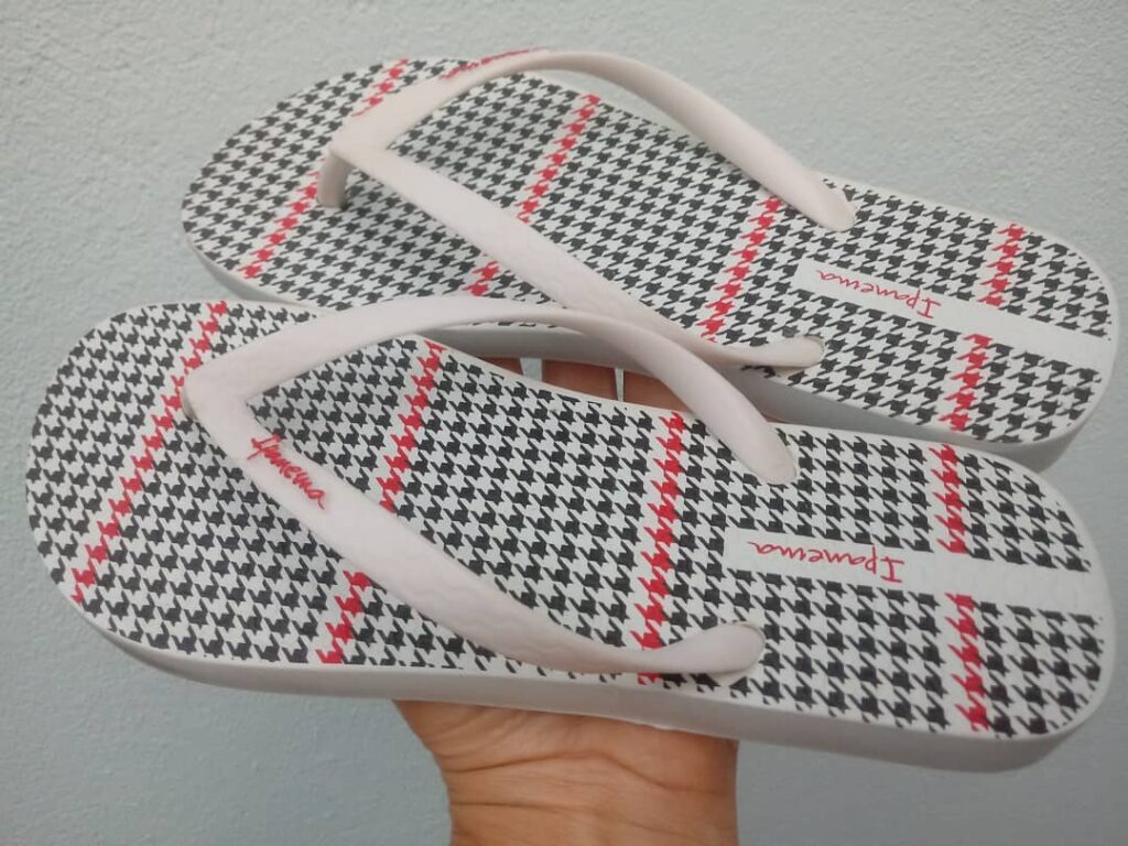 Chinelo Ipanema Estampado Preto/Branco/Vermelho