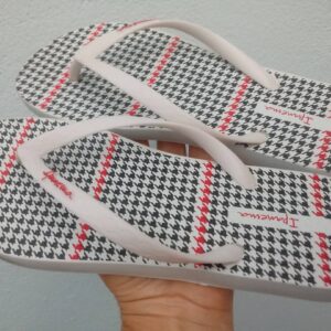 Chinelo Ipanema Estampado Preto/Branco/Vermelho